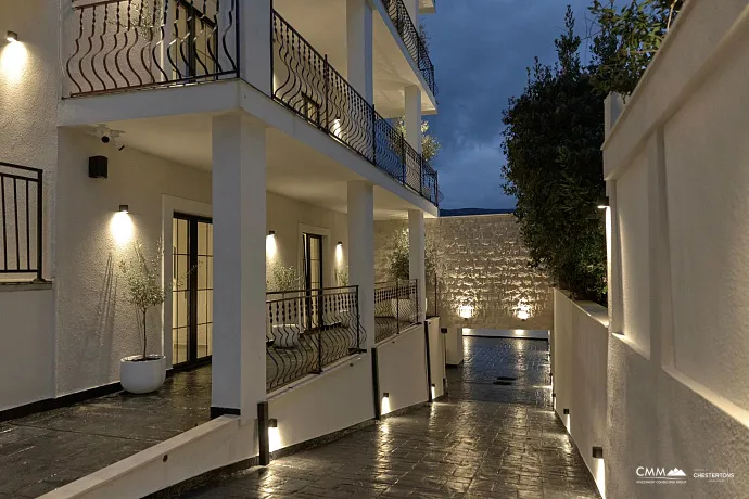 Tivat'ta Butik Dairelere Sahip Büyüleyici Villa